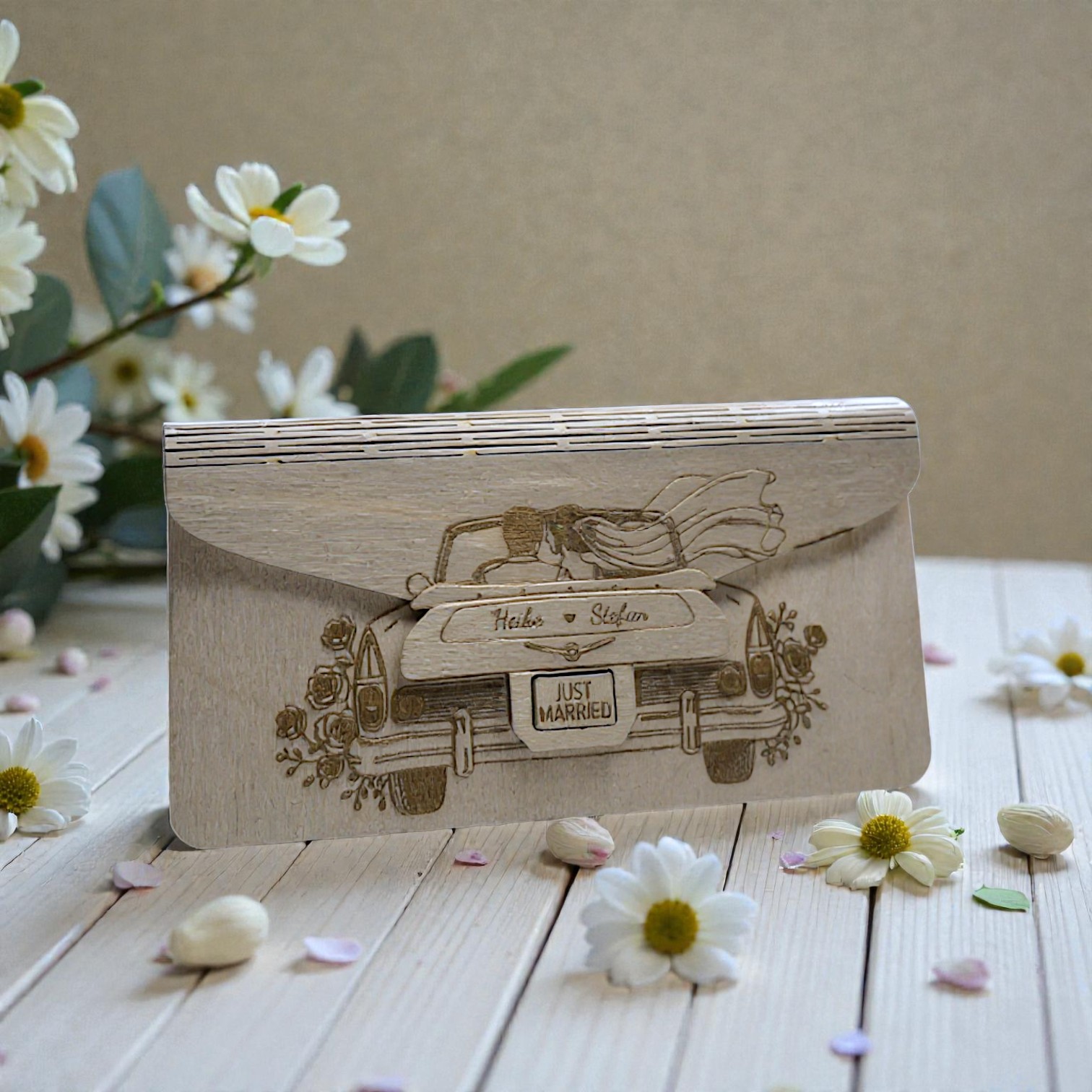 Holz Umschlag Hochzeit – Personalisiert mit Gravur | Dekooline „Holzumschlag aus Sperrholz mit gravierten Vornamen auf der Vorderseite“